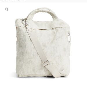 Lululemon On My Level Bag 2.0
Perfect condition like new used once